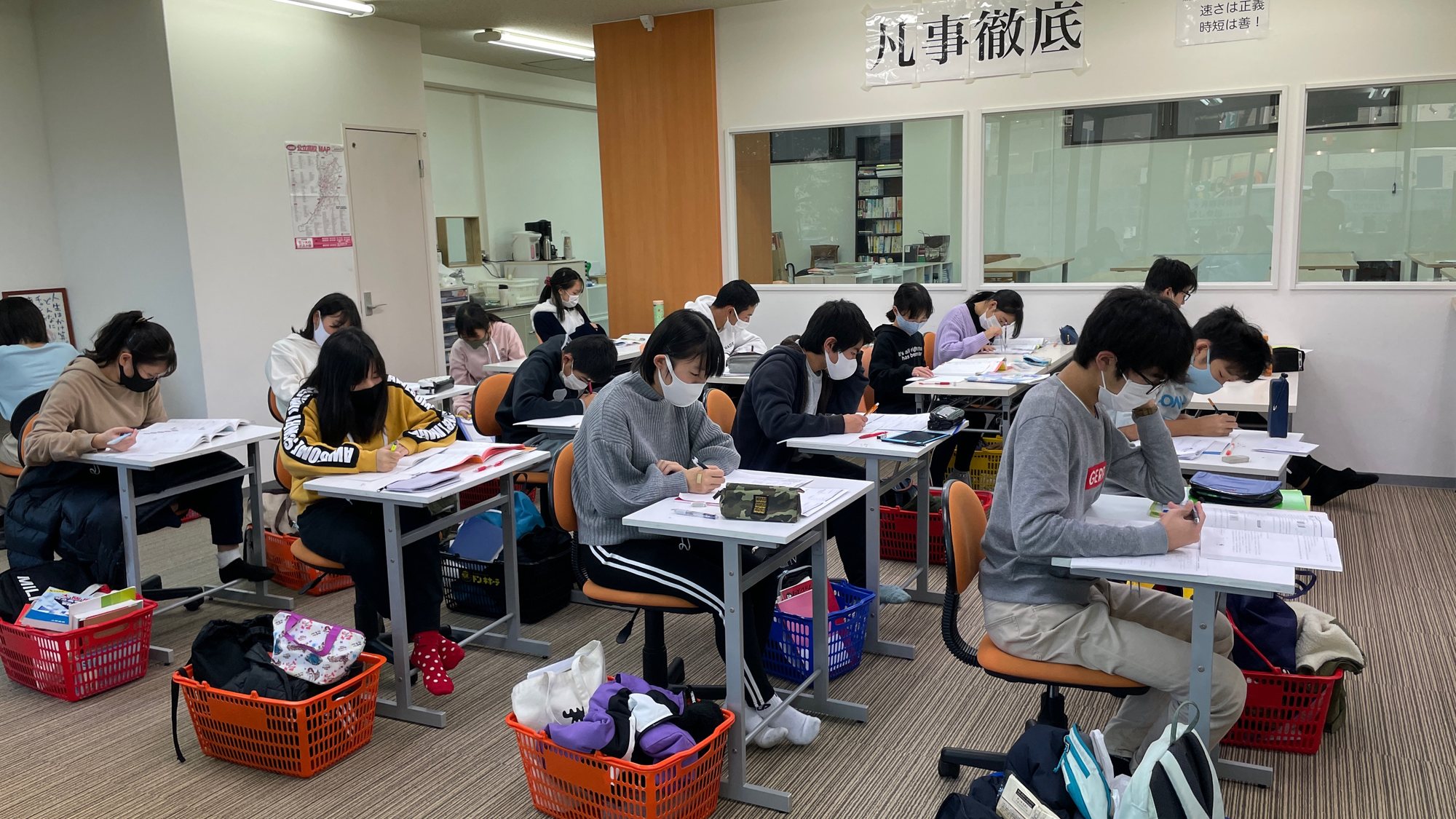 普段の教室でそれぞれの課題に取り組む生徒たち